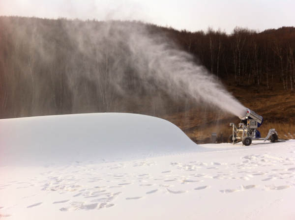 張家口云頂造雪現(xiàn)場(chǎng).jpg